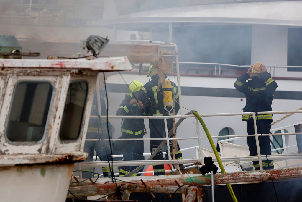 Požar na brodu Amadeus u luci Bajnice - 1