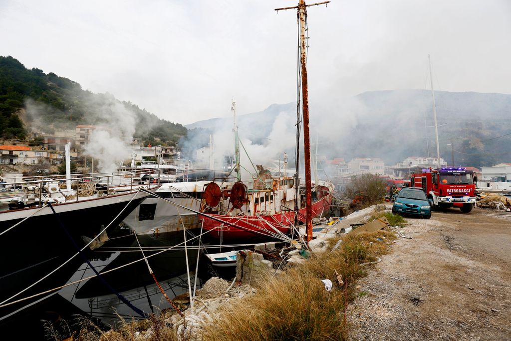 Požar na brodu Amadeus u luci Bajnice - 1