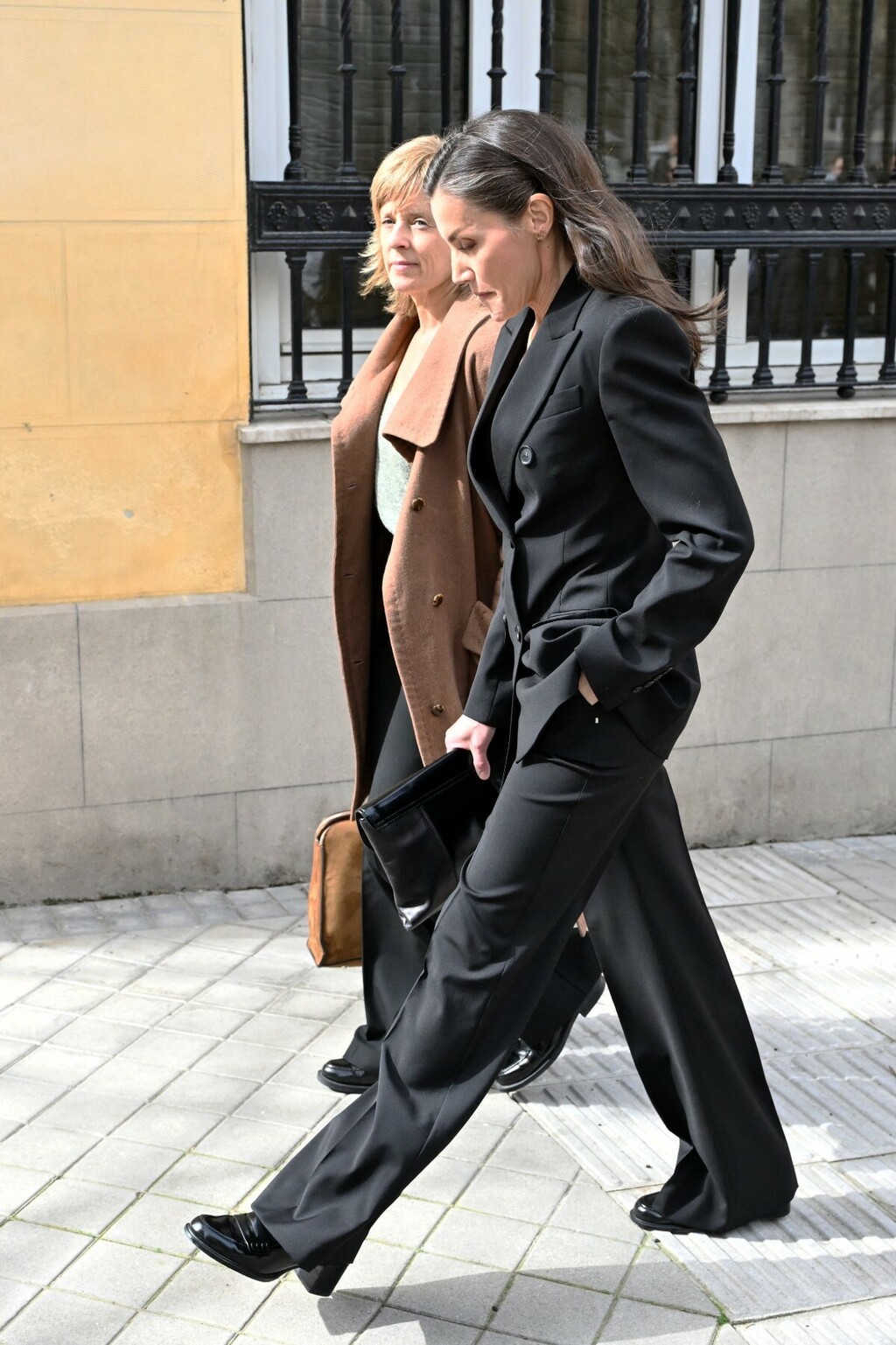 Kraljica Letizia u crnom odijelu