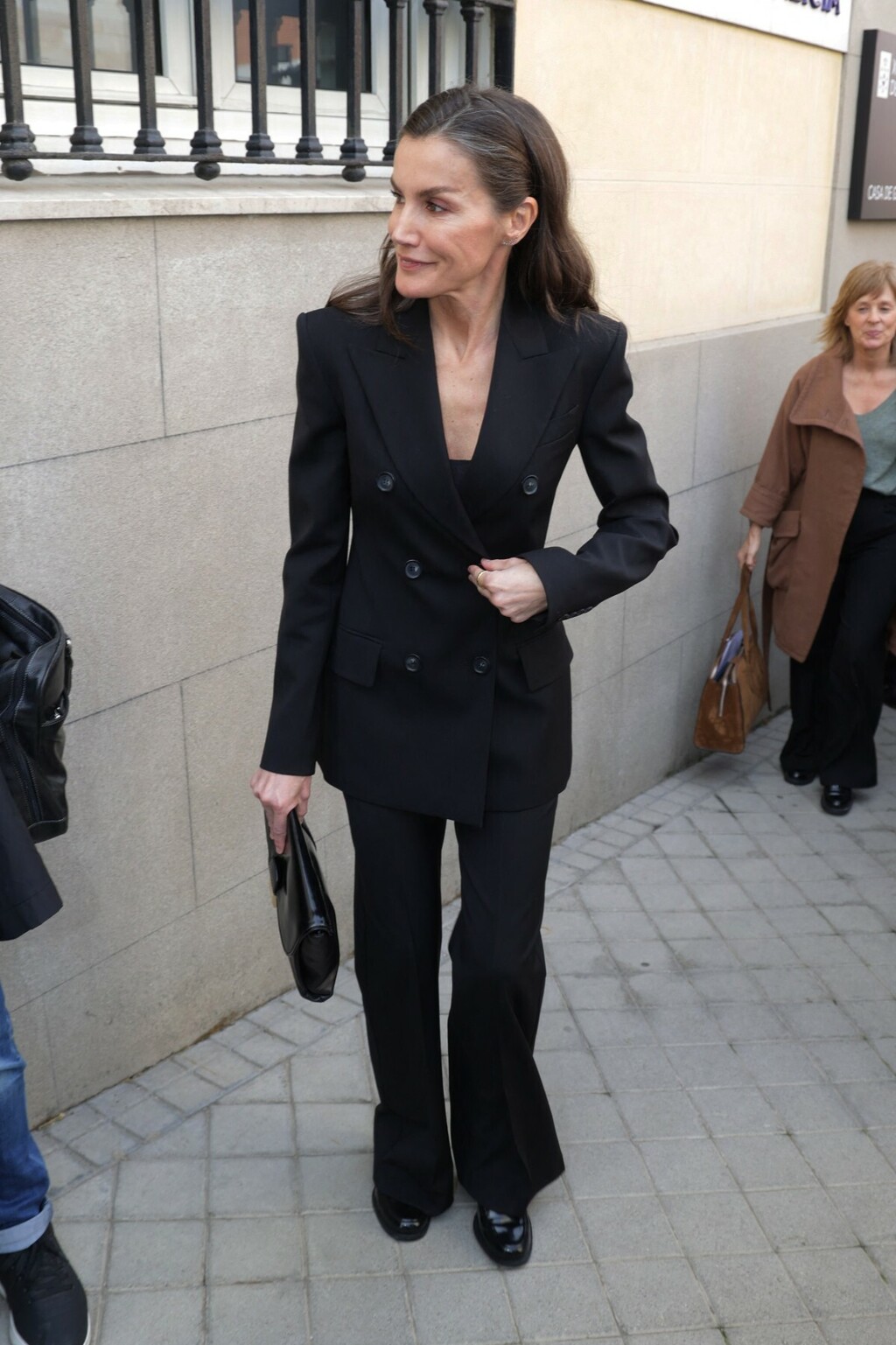 Kraljica Letizia u crnom odijelu