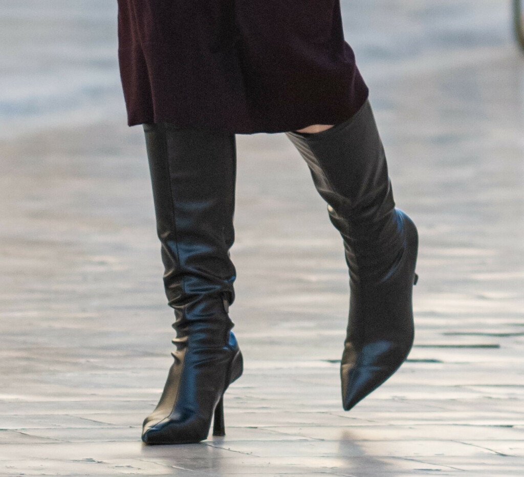 Dubrovačka street stylerica uz pletenu haljinu nosi visoke čizme