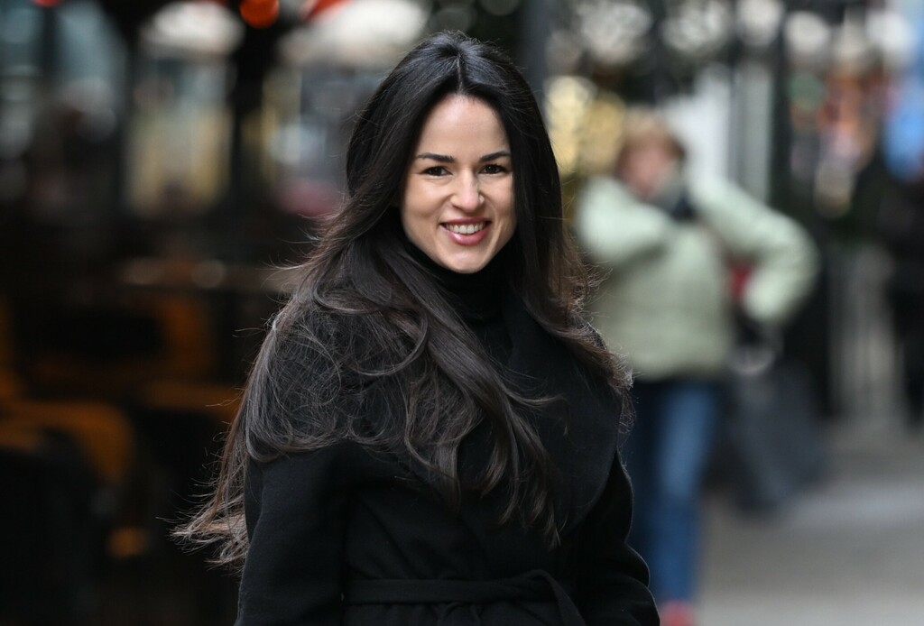 Ljepotica sa špice u crnoj kombinaciji