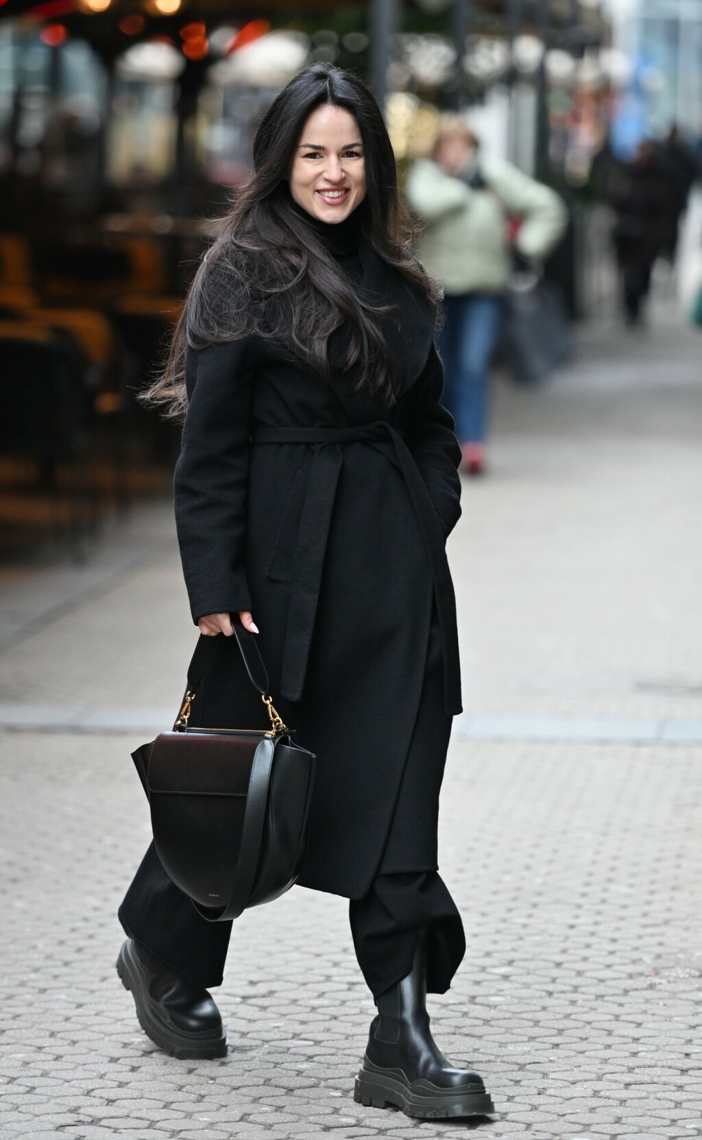 Ljepotica iz Zagreba u crnom od glave do pete