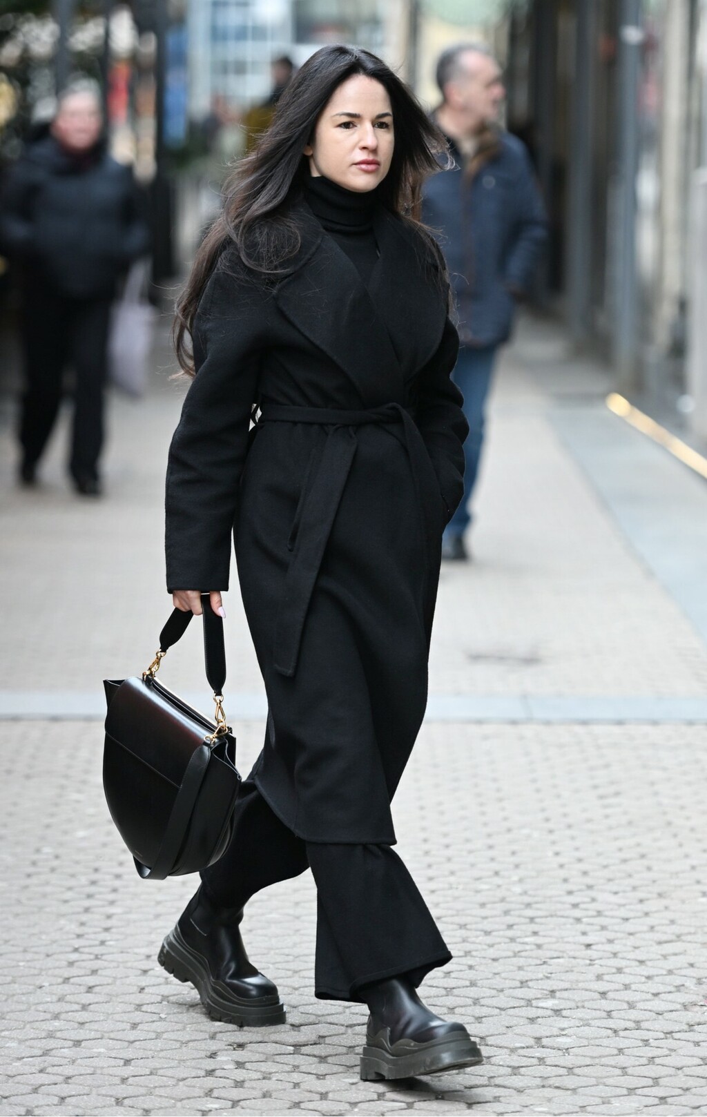 Ljepotica iz Zagreba u crnom od glave do pete