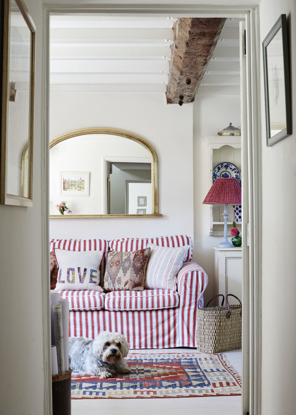 Jedan od detalja koji gotovo trenutačno unosi francuski ugođaj u prostor je pozlaćeno ogledalo