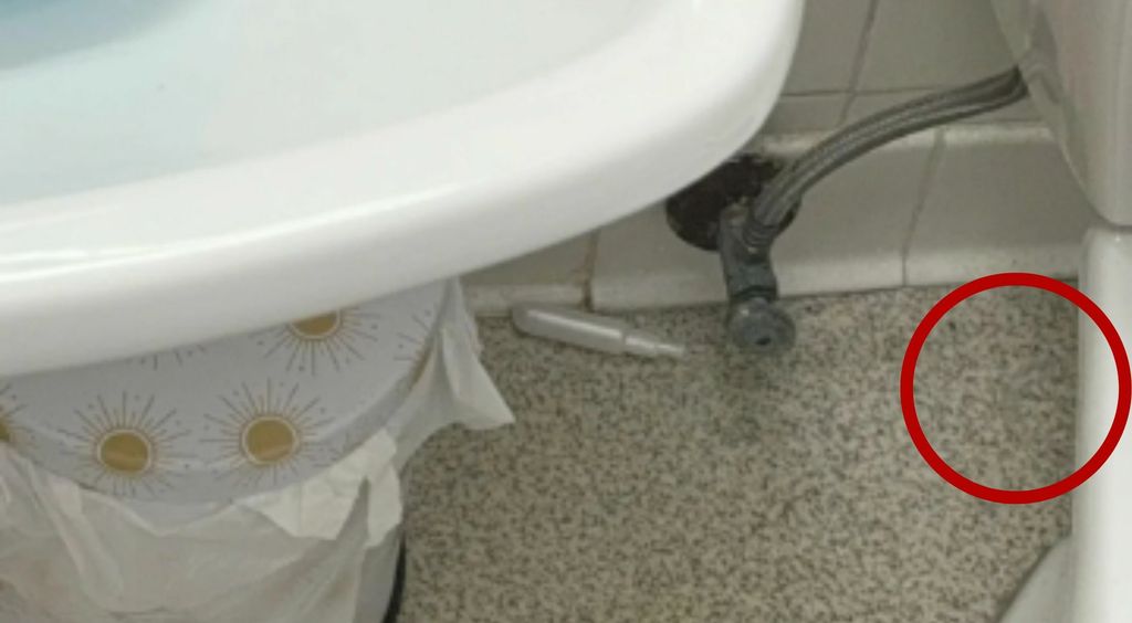 Muškarac koji gleda kroz povećalo i izazov traženja