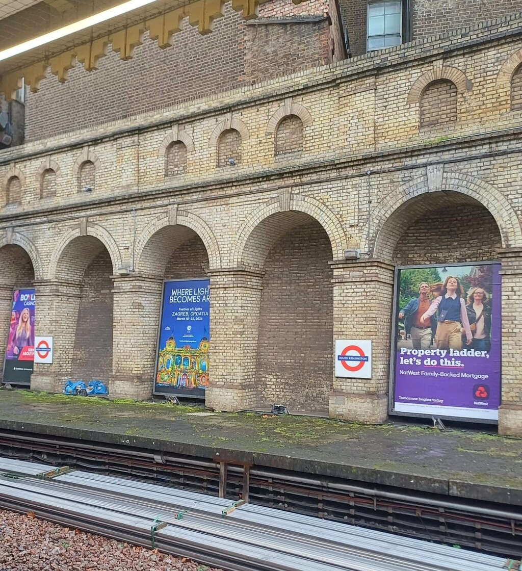 Reklama za festival svjetla na podzemnoj željeznici u Londonu