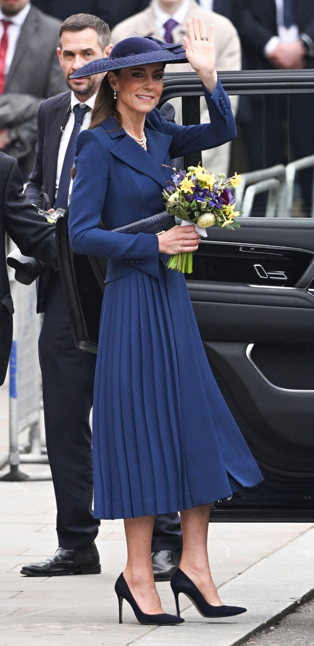 Catherine Middleton u tamnoplavoj kaput-haljini dizajnerice Catherine Waker