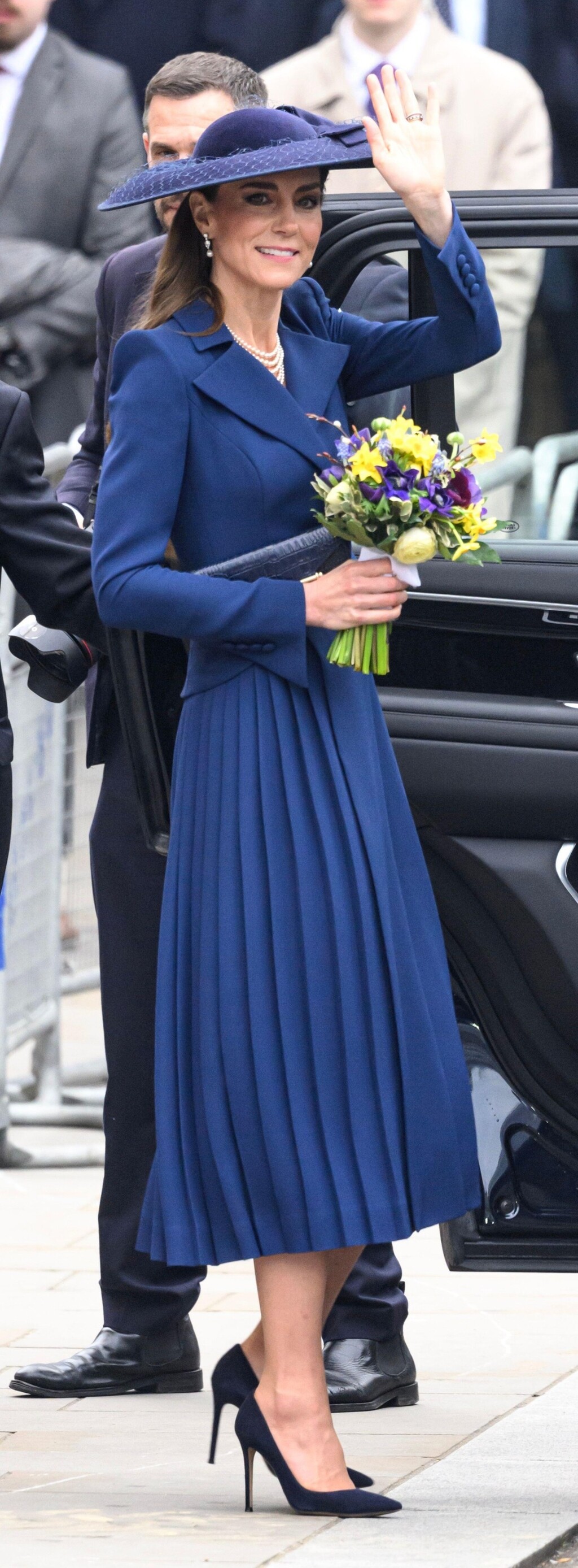 Catherine Middleton u tamnoplavoj kaput-haljini dizajnerice Catherine Waker