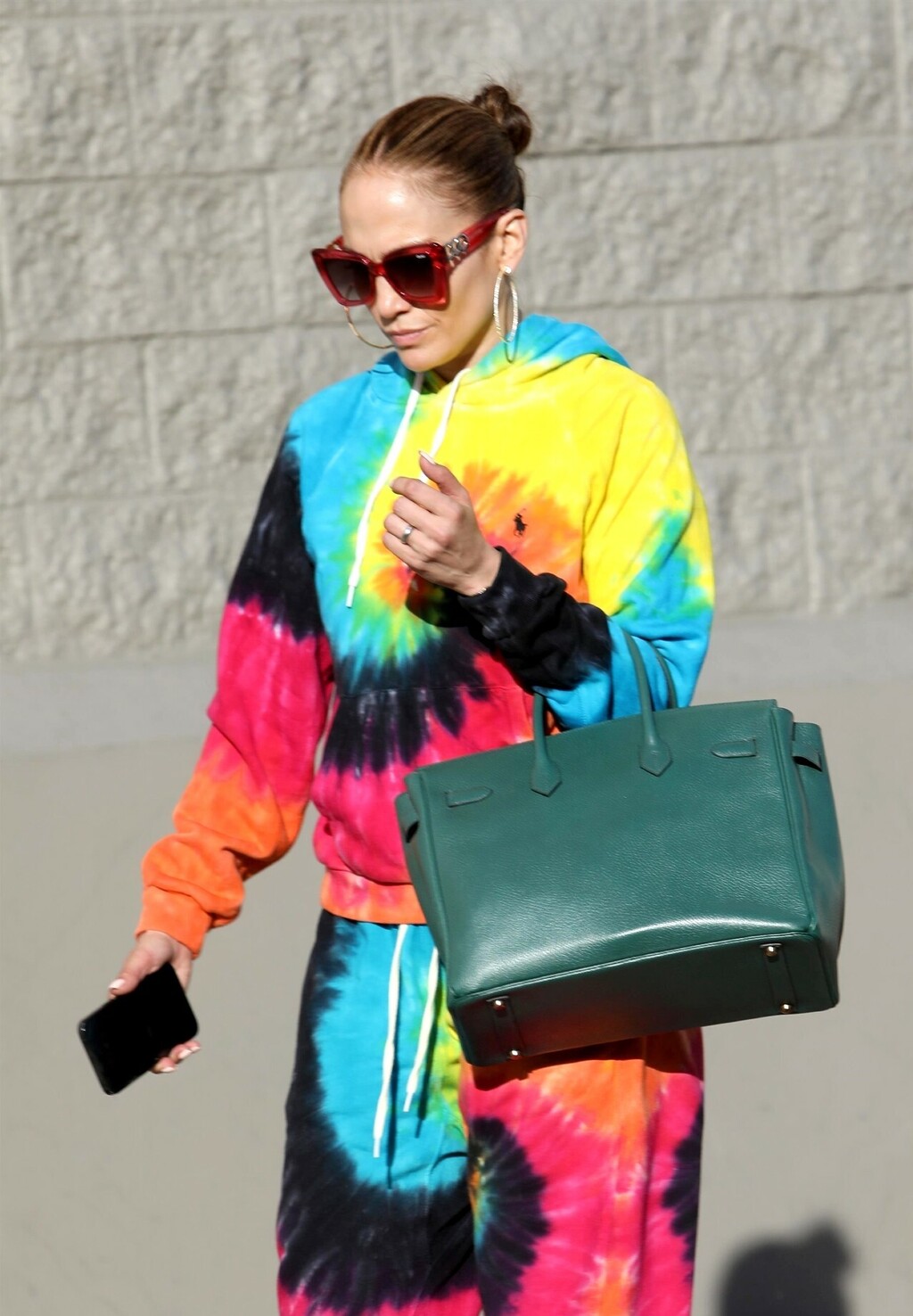 Jennifer Lopez u tie-dye trenirci