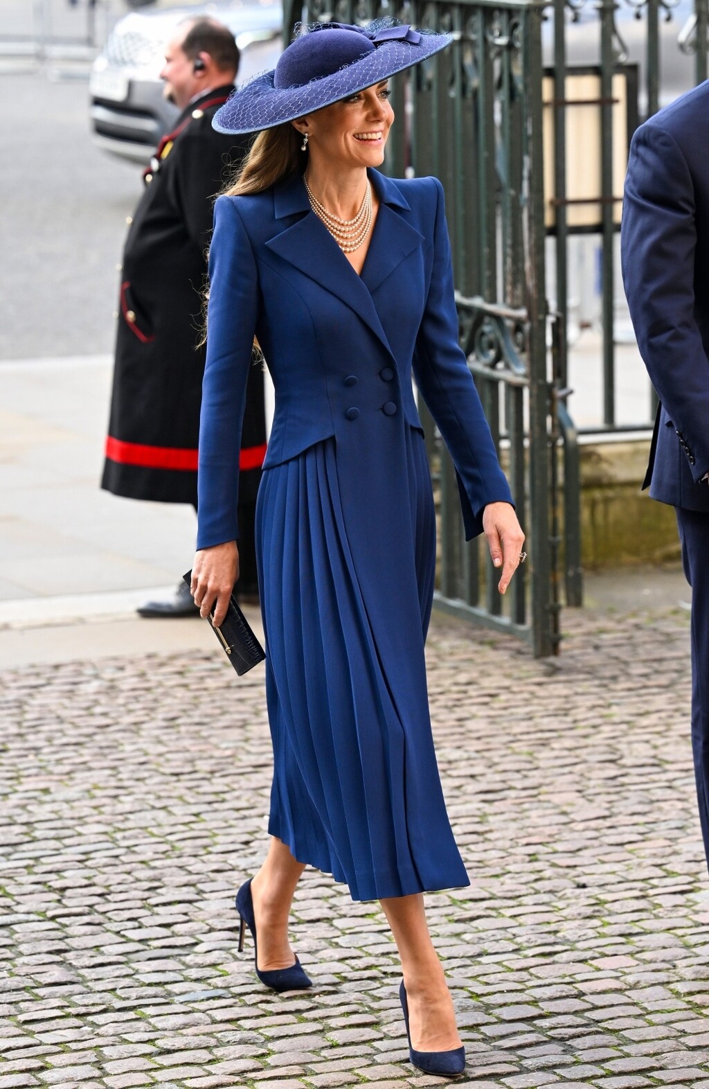 Catherine Middleton u tamnoplavoj kaput-haljini dizajnerice Catherine Waker