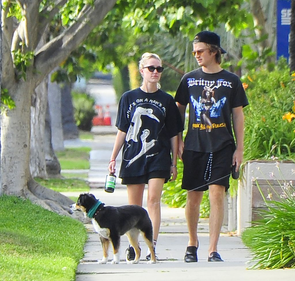 Maika Monroe, Joe Keery