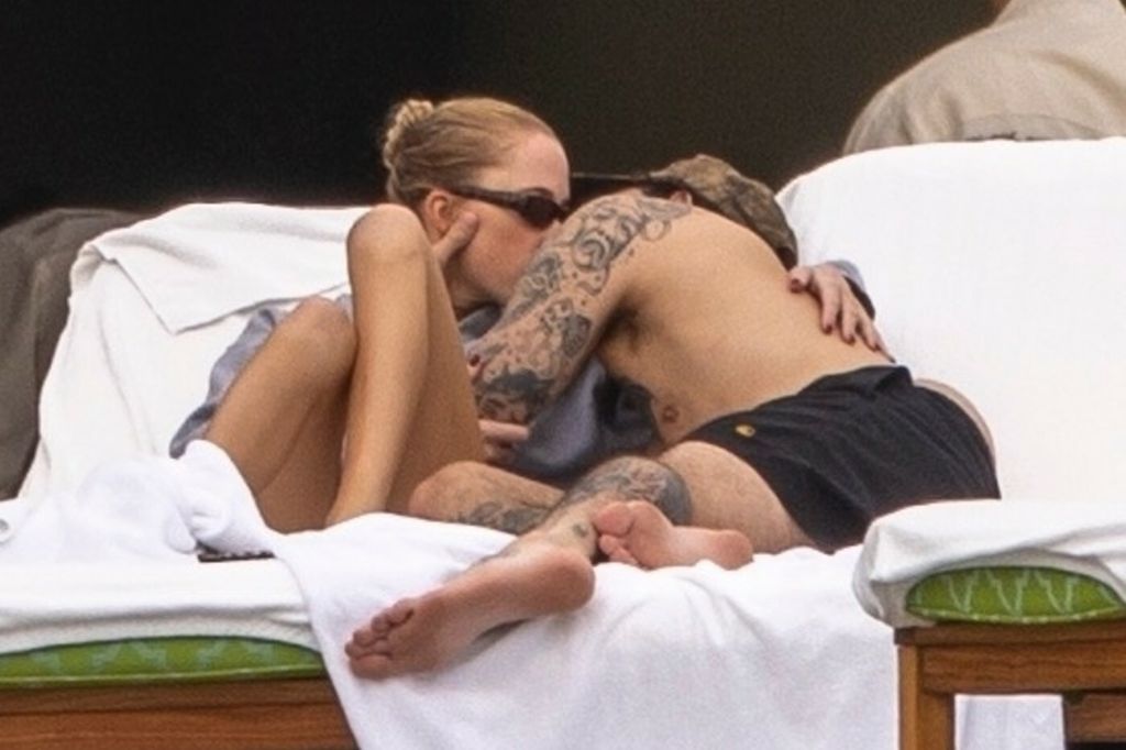 Maika Monroe, Dalton Gomez