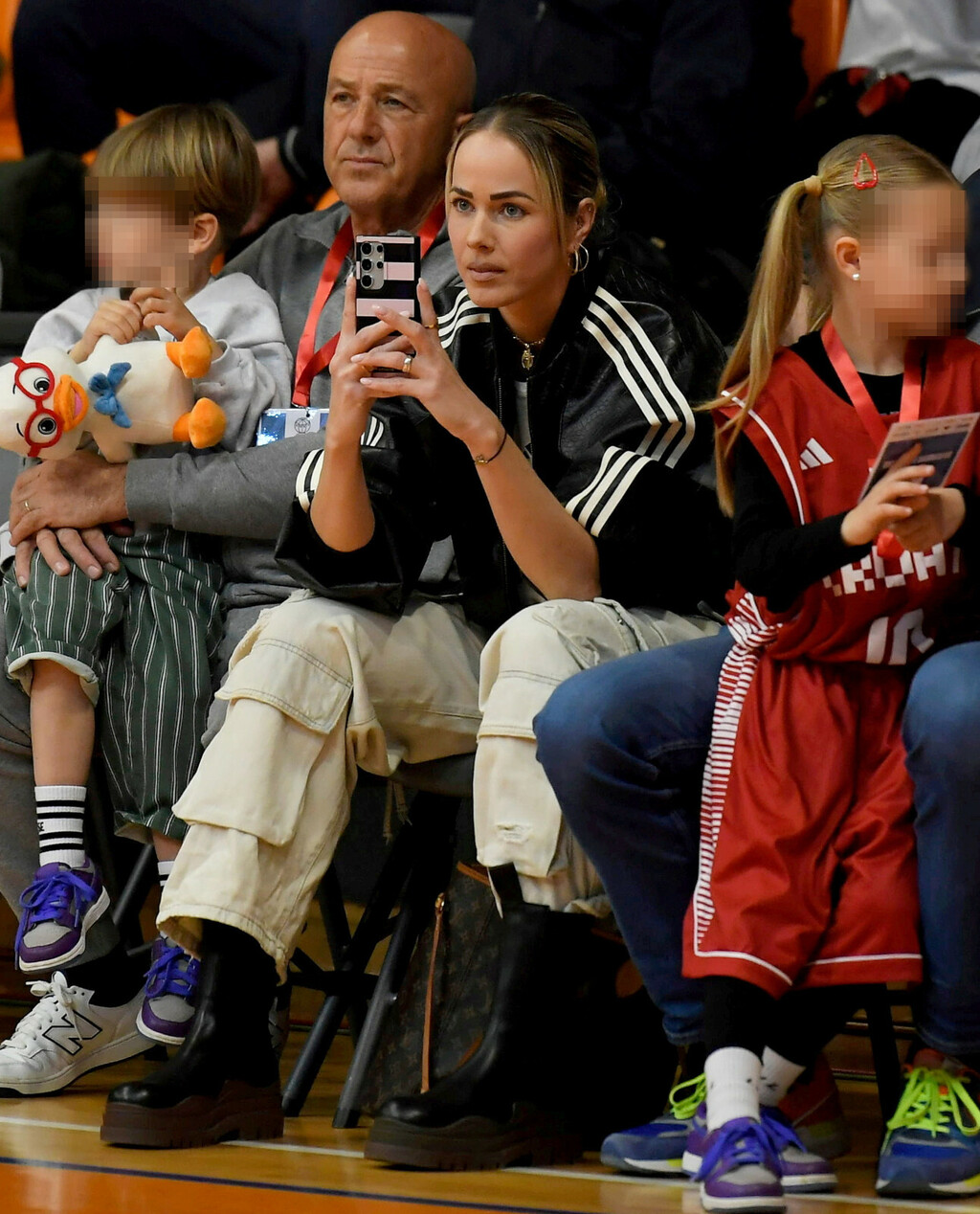 Antonija Mišura Sandrić u cargo hlačama i robusnim čizmama na košarkaškoj utakmici - 1