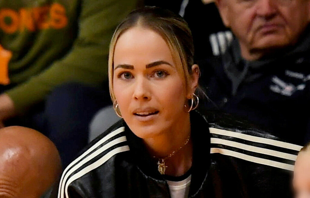 Antonija Mišura Sandrić u cargo hlačama i robusnim čizmama na košarkaškoj utakmici - 4