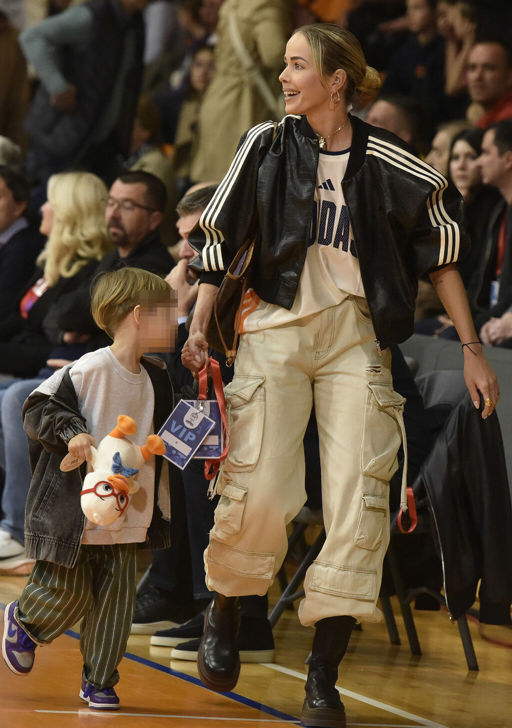 Antonija Mišura Sandrić u cargo hlačama i robusnim čizmama na košarkaškoj utakmici - 5