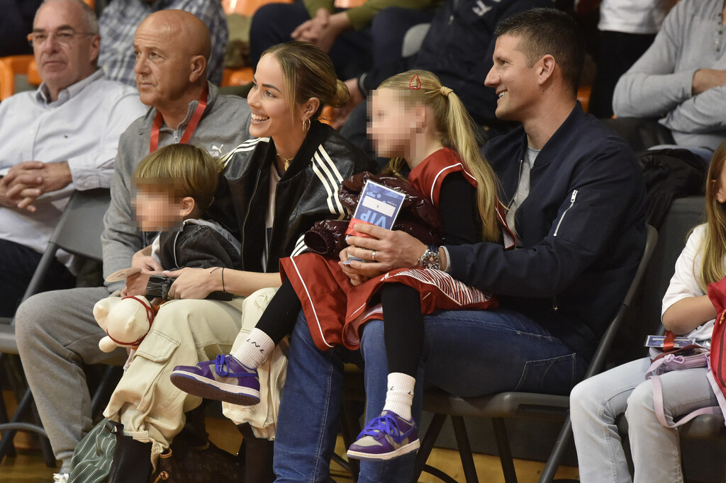 Antonija Mišura Sandrić u cargo hlačama i robusnim čizmama na košarkaškoj utakmici - 6