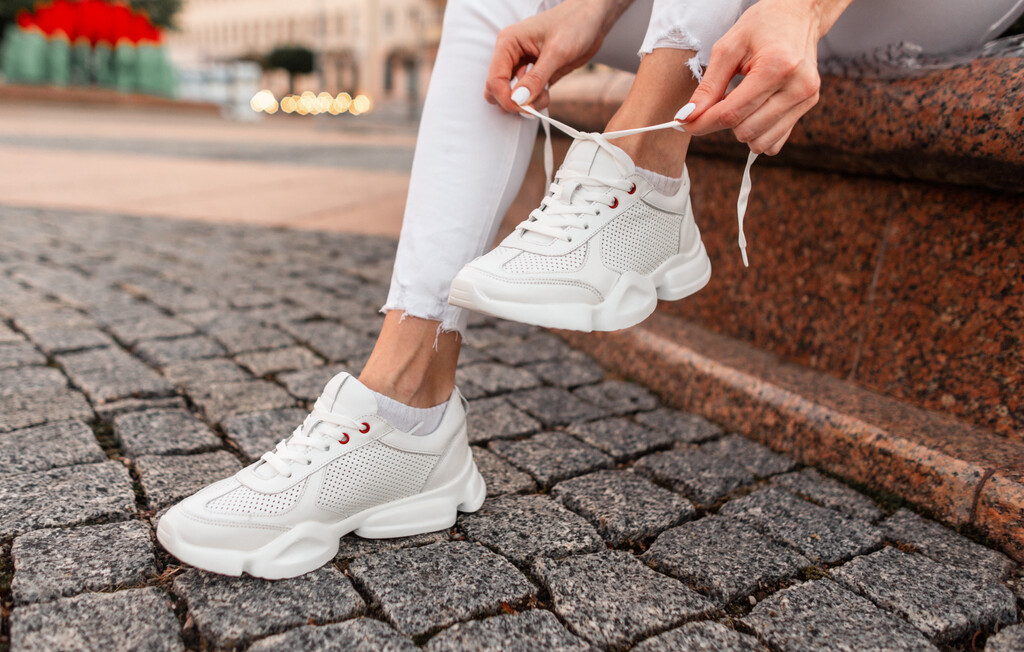 Žena u bijelim tenisicama