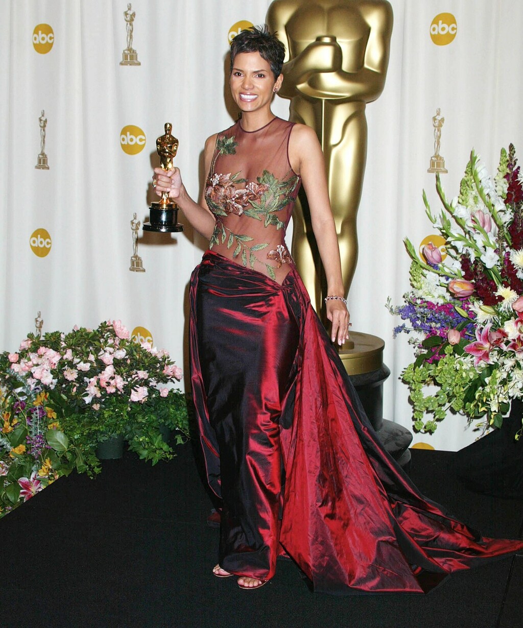Halle Berry na Oscarima u haljini Elieja Saaba 2002. godine