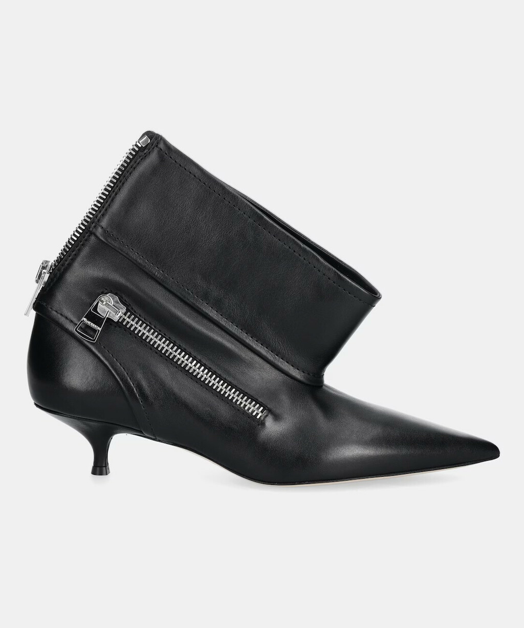 Nina Badrić nosi gležnjače brenda JW Anderson