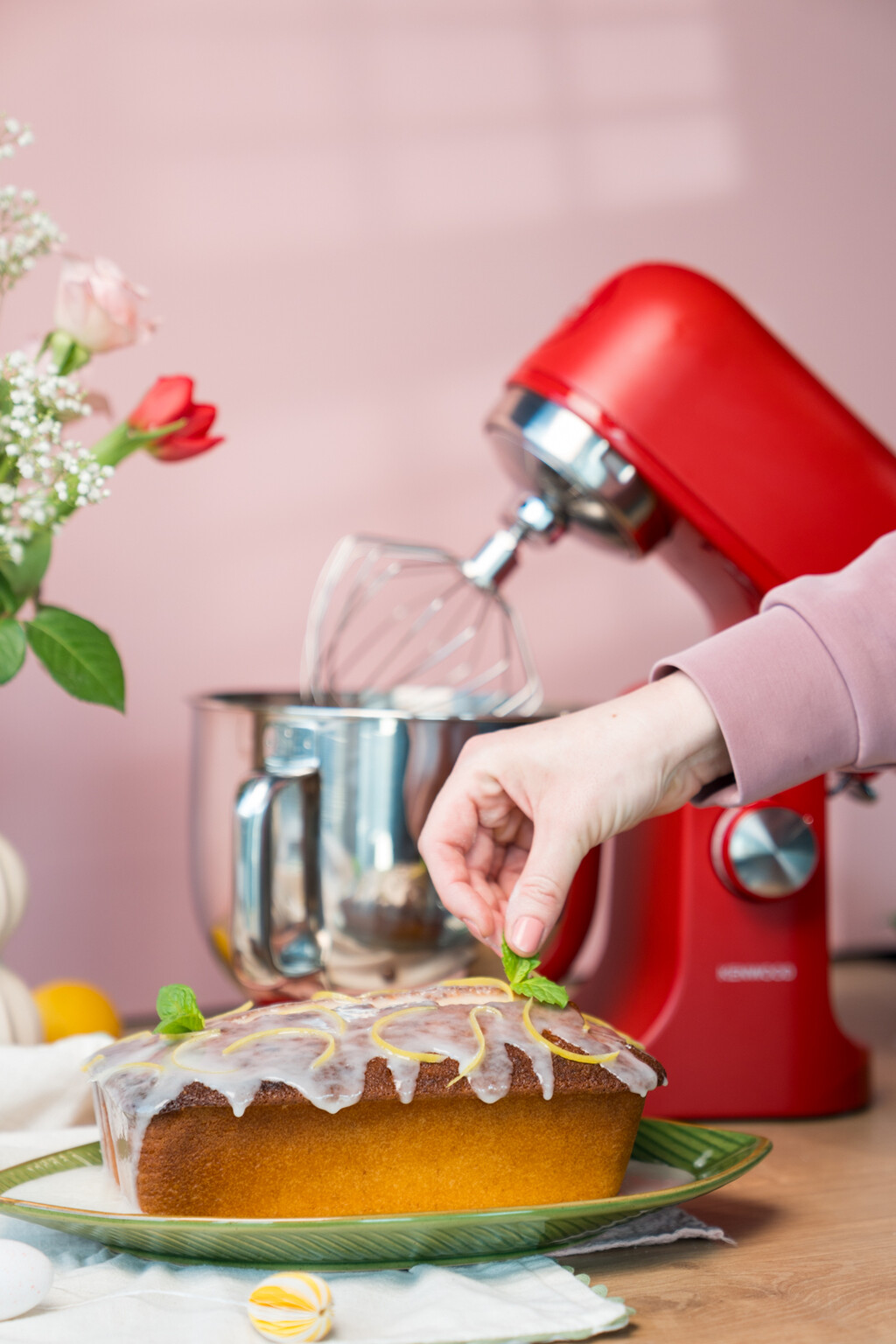 Limun kolač ukrasite mentom ili drugim mirisniim biljem.