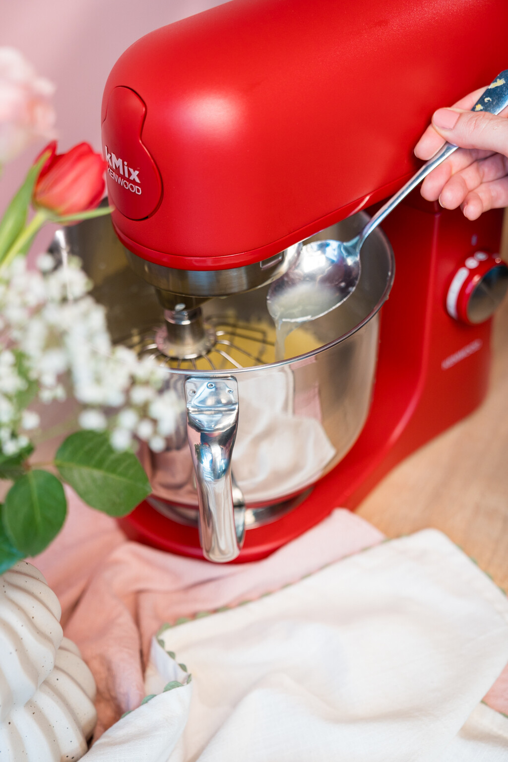 Limunov sok i korica dodana u pravi trenutak pojačavaju aromu u kolaču.