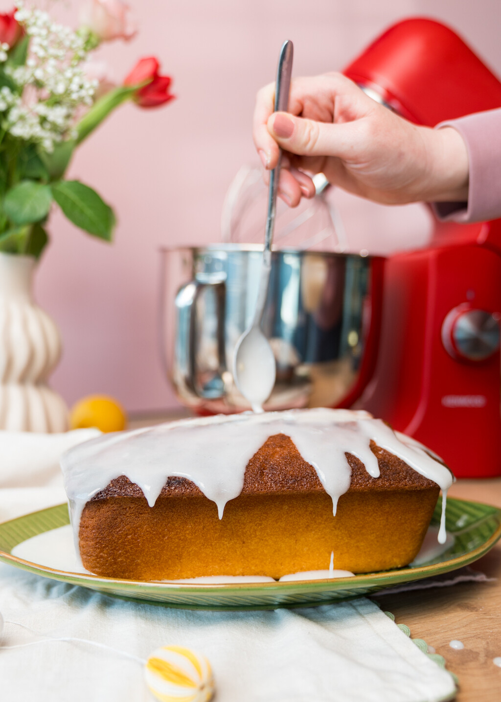 Ukrasite limun kolač glazurom.