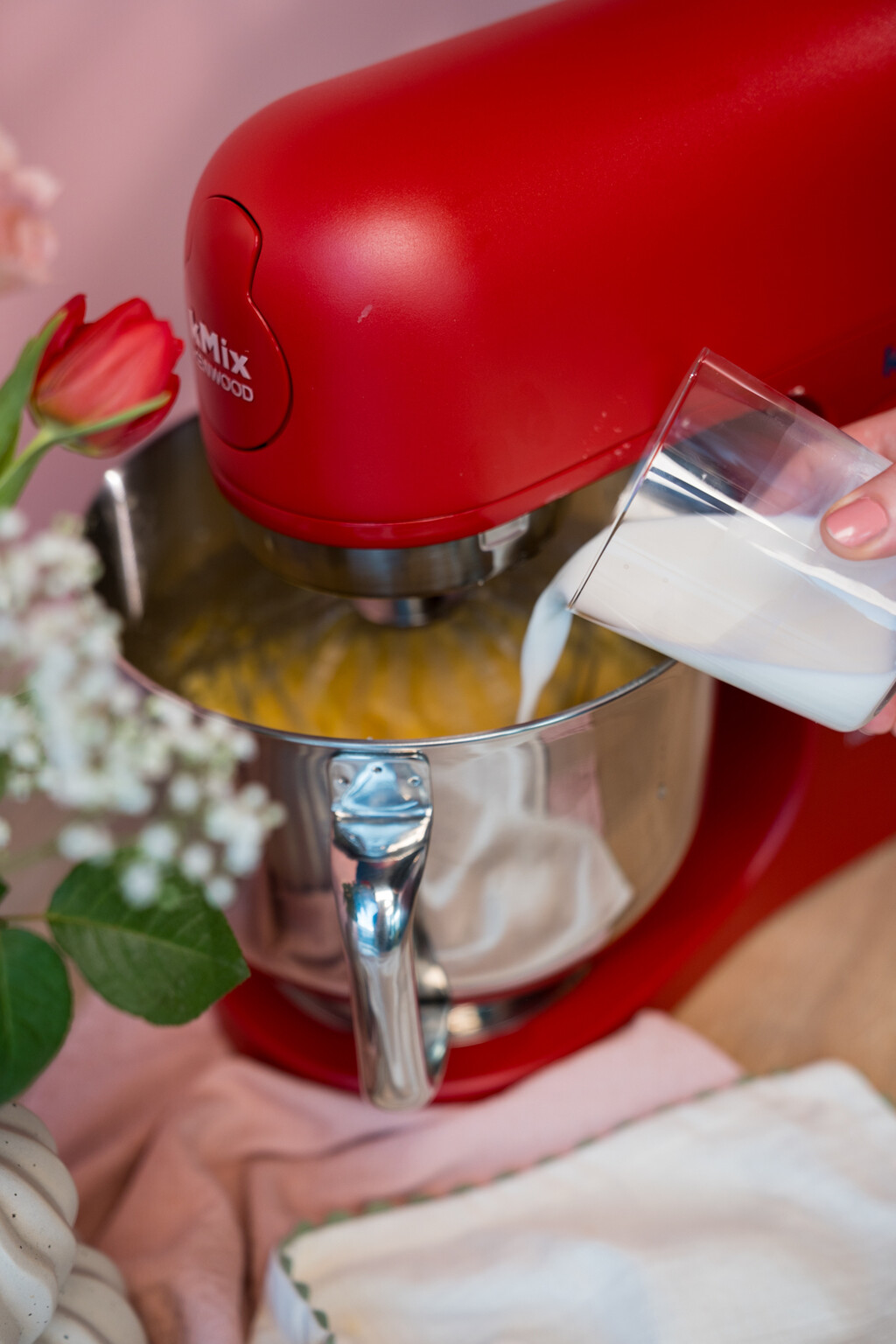 Dodajte pola mlijeka i trećinu brašna.