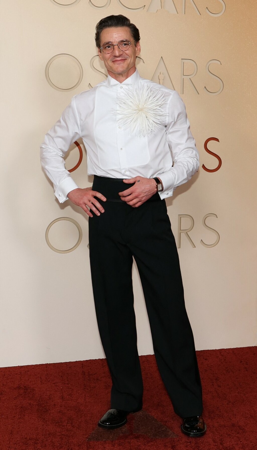 Pedro Pascal u hlačama visokog struka i bijeloj košulji s potpisom Chanela