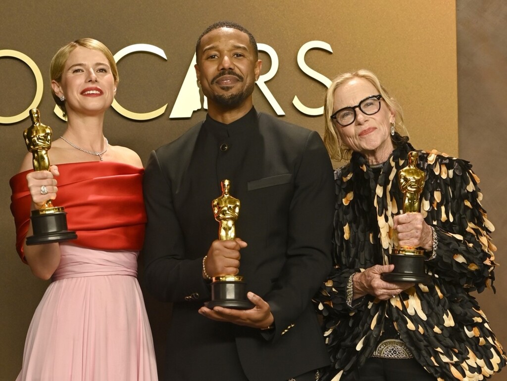 Amy Madigan u društvu Jesse Buckley i Michaela B. Jordana, nagrađenih za najbolje glavne glumce