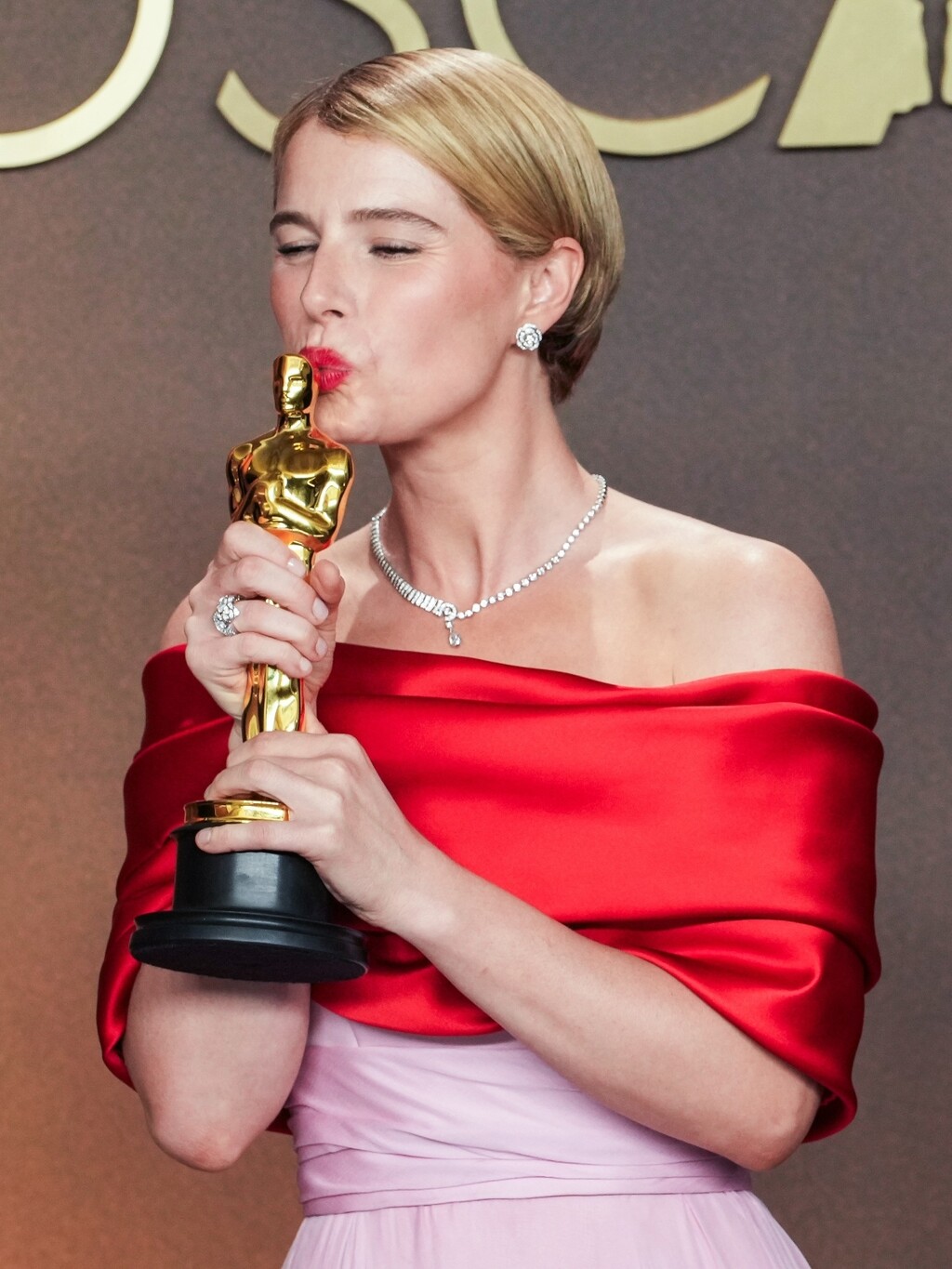 Jessie Buckley pobjedu je posvetila svim majkama i svojoj najvećoj sreći - kćerkici Isli