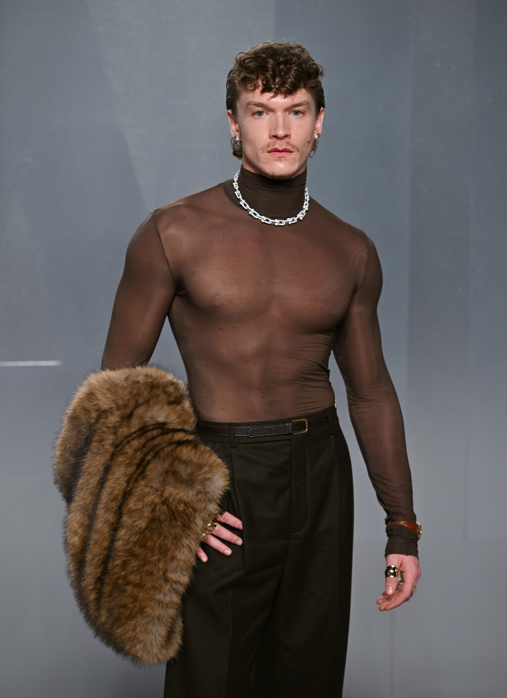 Connor Storrie odabrao je upečatljiv look modne kuće Balenciaga