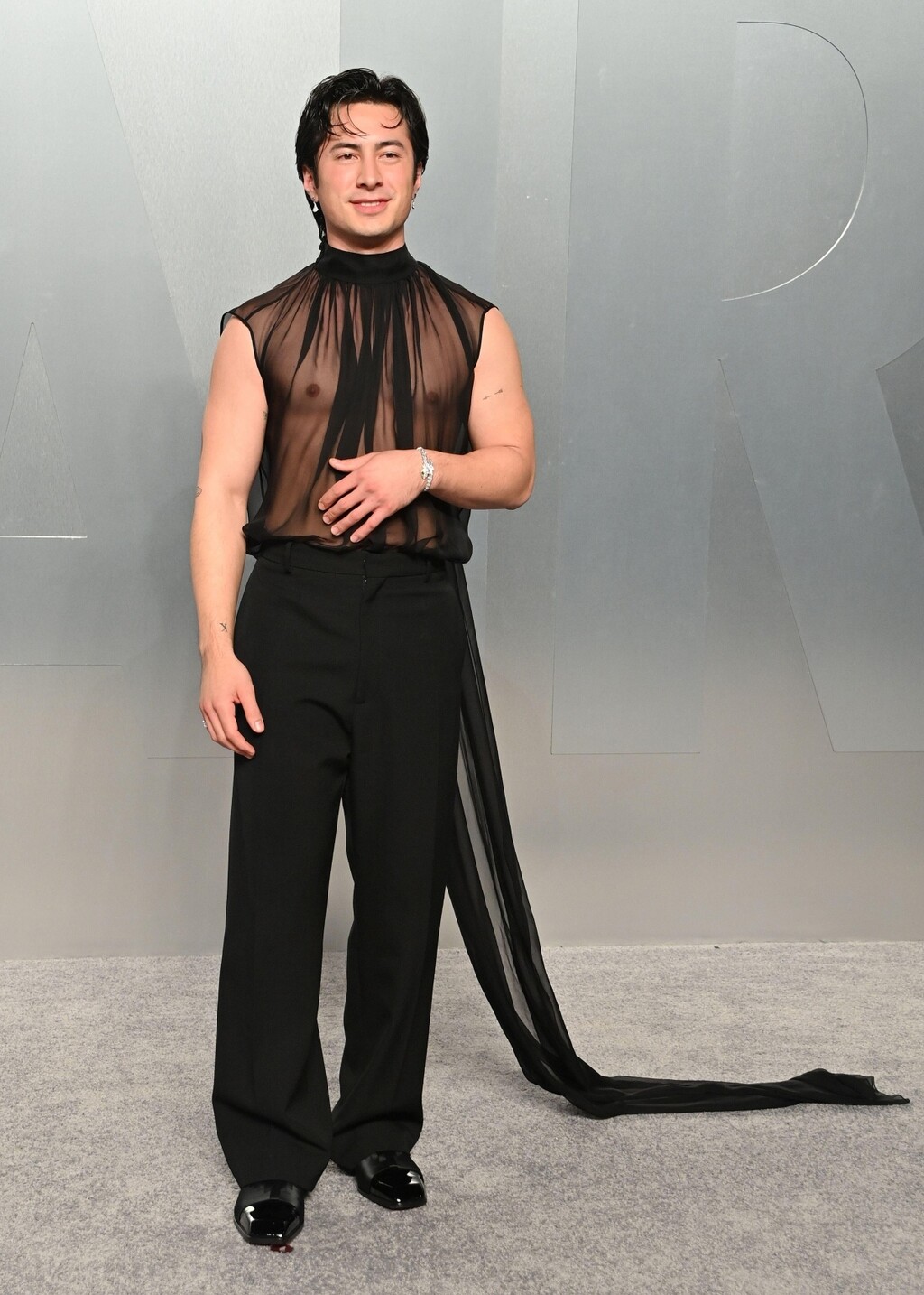 Hudson Williams odlučio se za minimalističku eleganciju iz modne kuće Saint Laurent