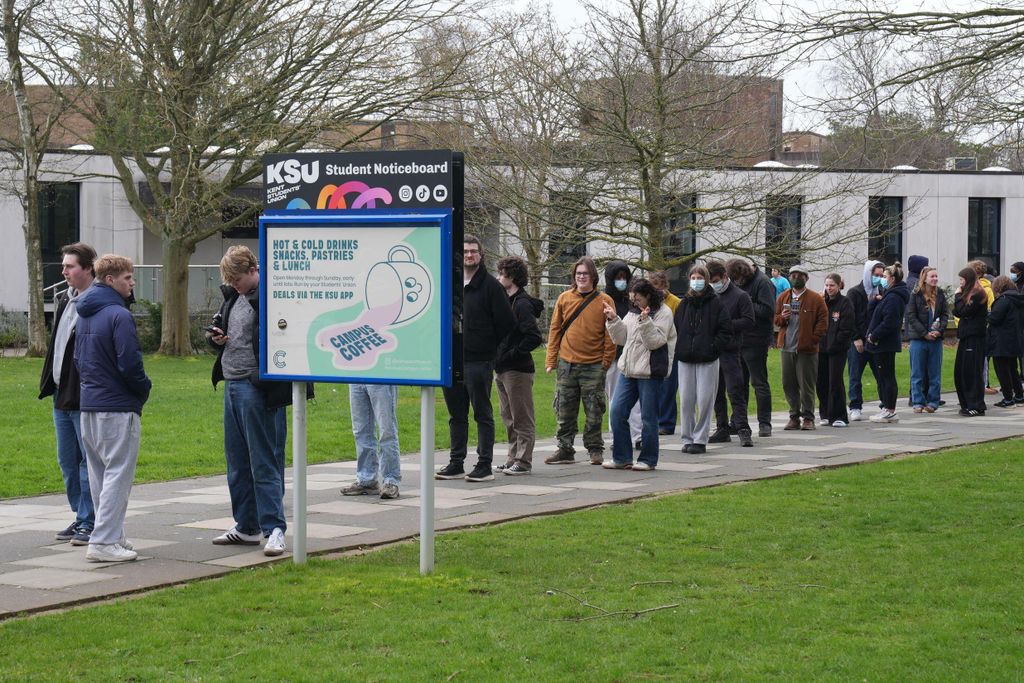 Studenti u redu za antibiotik