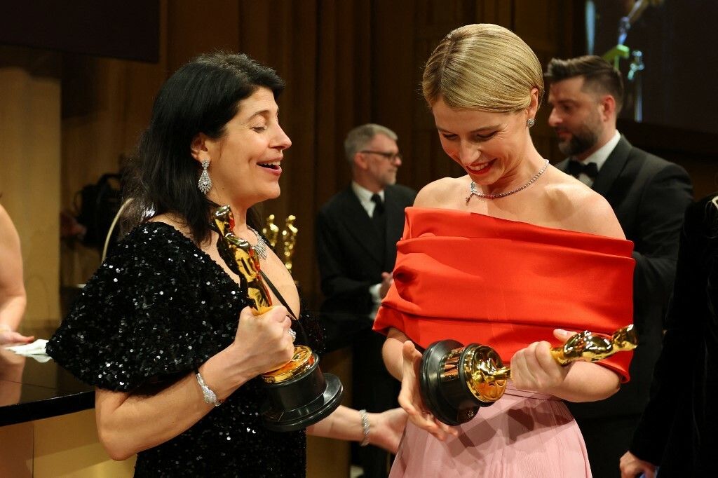 Jessie Buckley i Cassandra Kulukundis