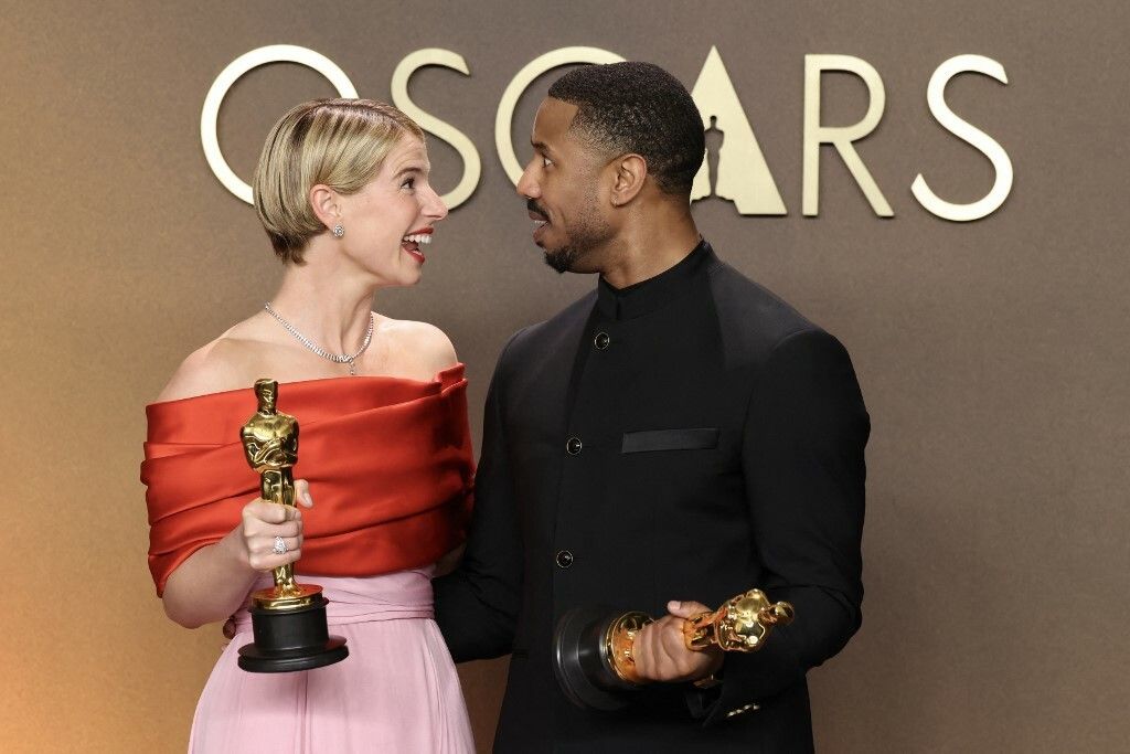 Jessie Buckley i Michael B. Jordan