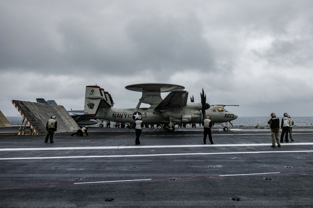 E-2D Advanced Hawkeye na palubi nosača zrakoplova
