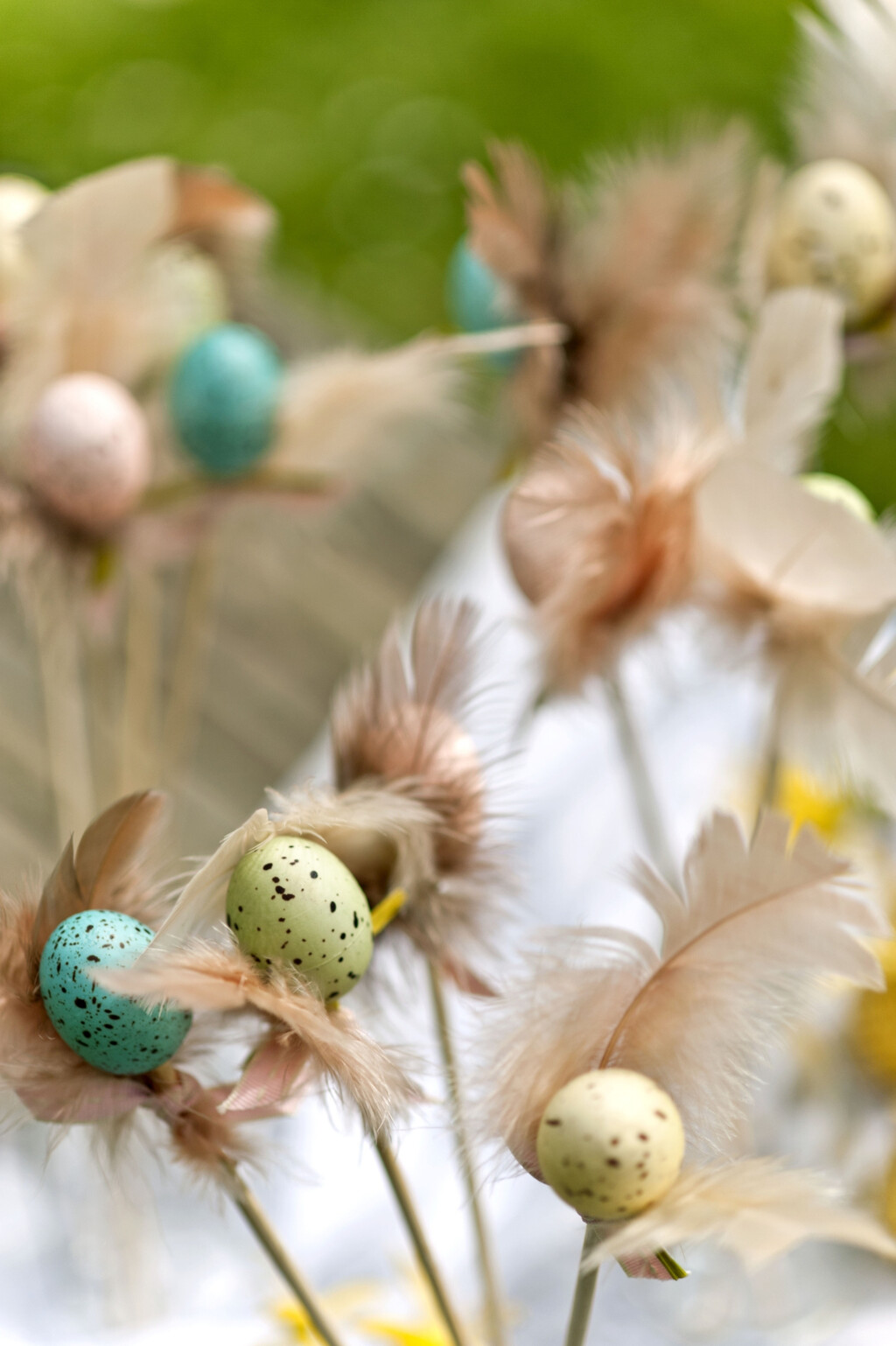 Uskrs je savršena prilika da domu udahnemo dozu proljetne svježine, a dekoracije s perjem ove su sezone među najpoželjnijima