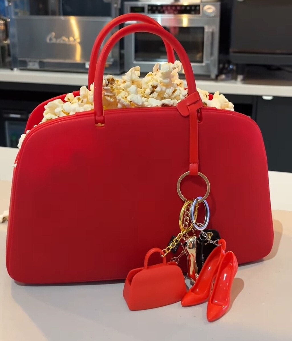 Torbica s kokicama za film Vrag nosi Pradu 2