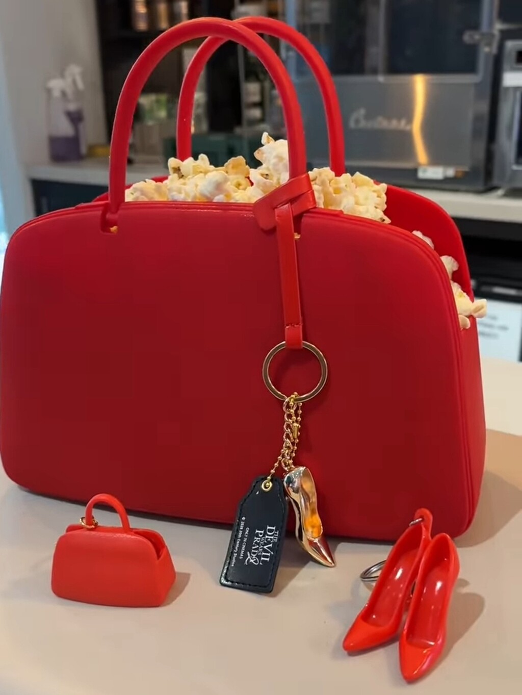 Torbica s kokicama za film Vrag nosi Pradu 2