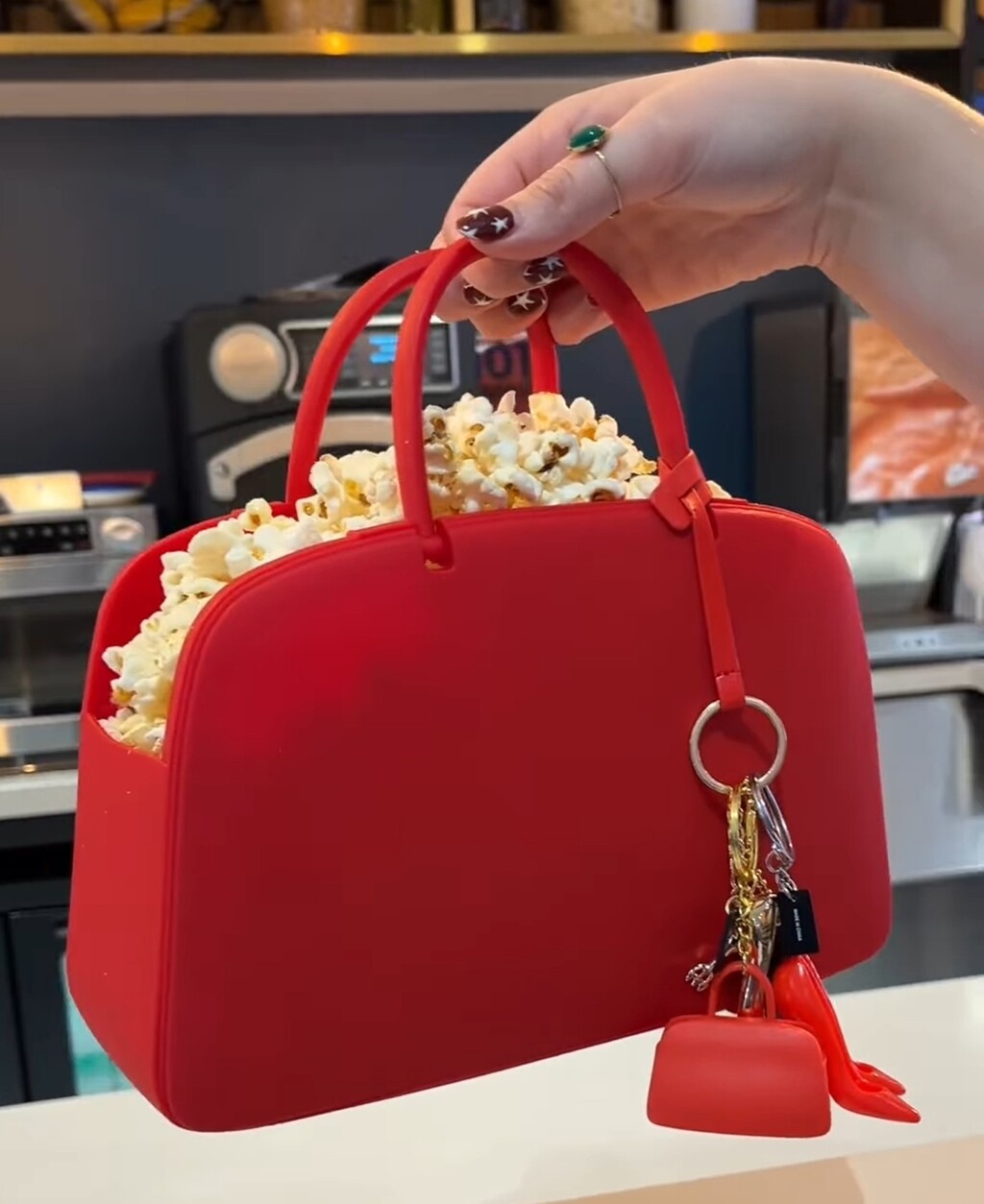 Torbica s kokicama za film Vrag nosi Pradu 2