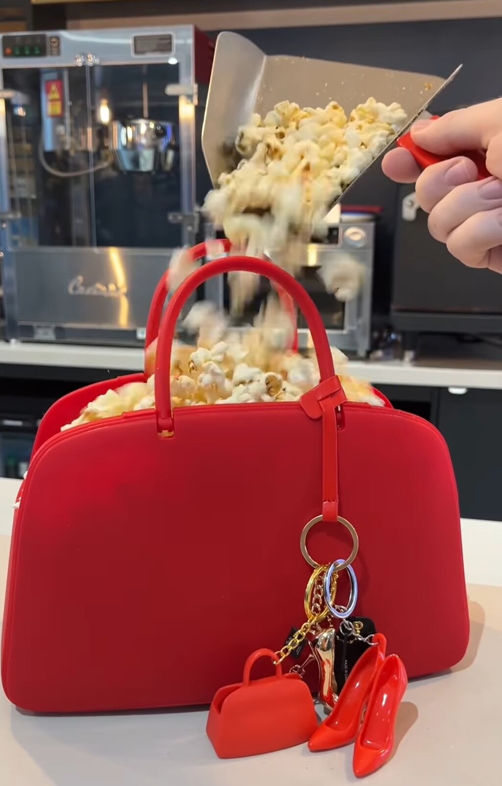 Torbica s kokicama za film Vrag nosi Pradu 2