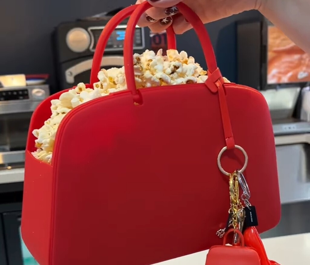 Torbica s kokicama za film Vrag nosi Pradu 2