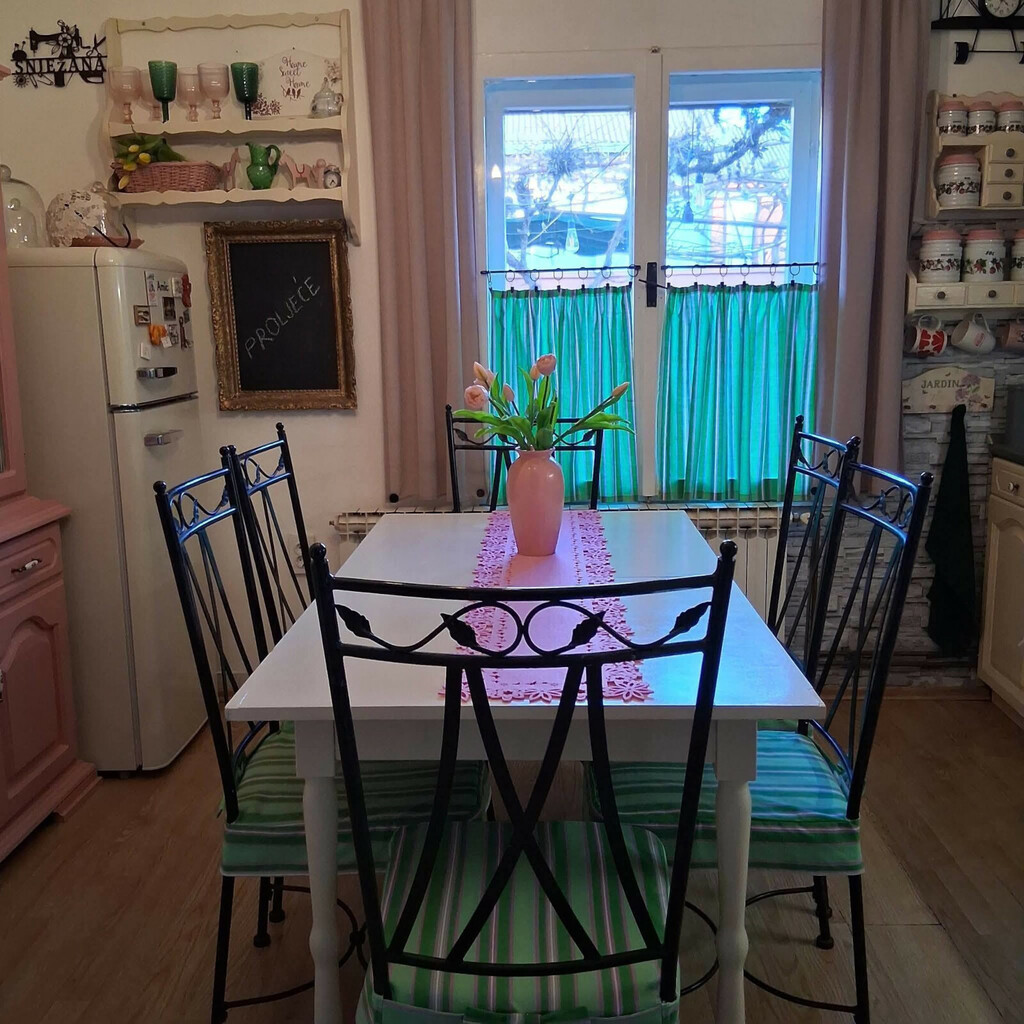 Snježana iz Osijeka svoju kuhinju uredila je u kombinaciji ružičaste i zelene boje - 3