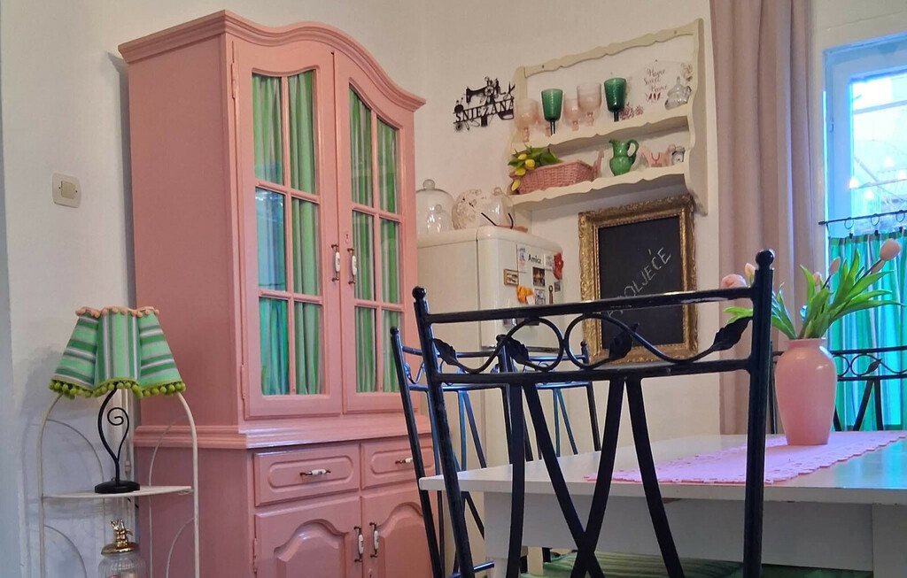 Snježana iz Osijeka svoju kuhinju uredila je u kombinaciji ružičaste i zelene boje - 12