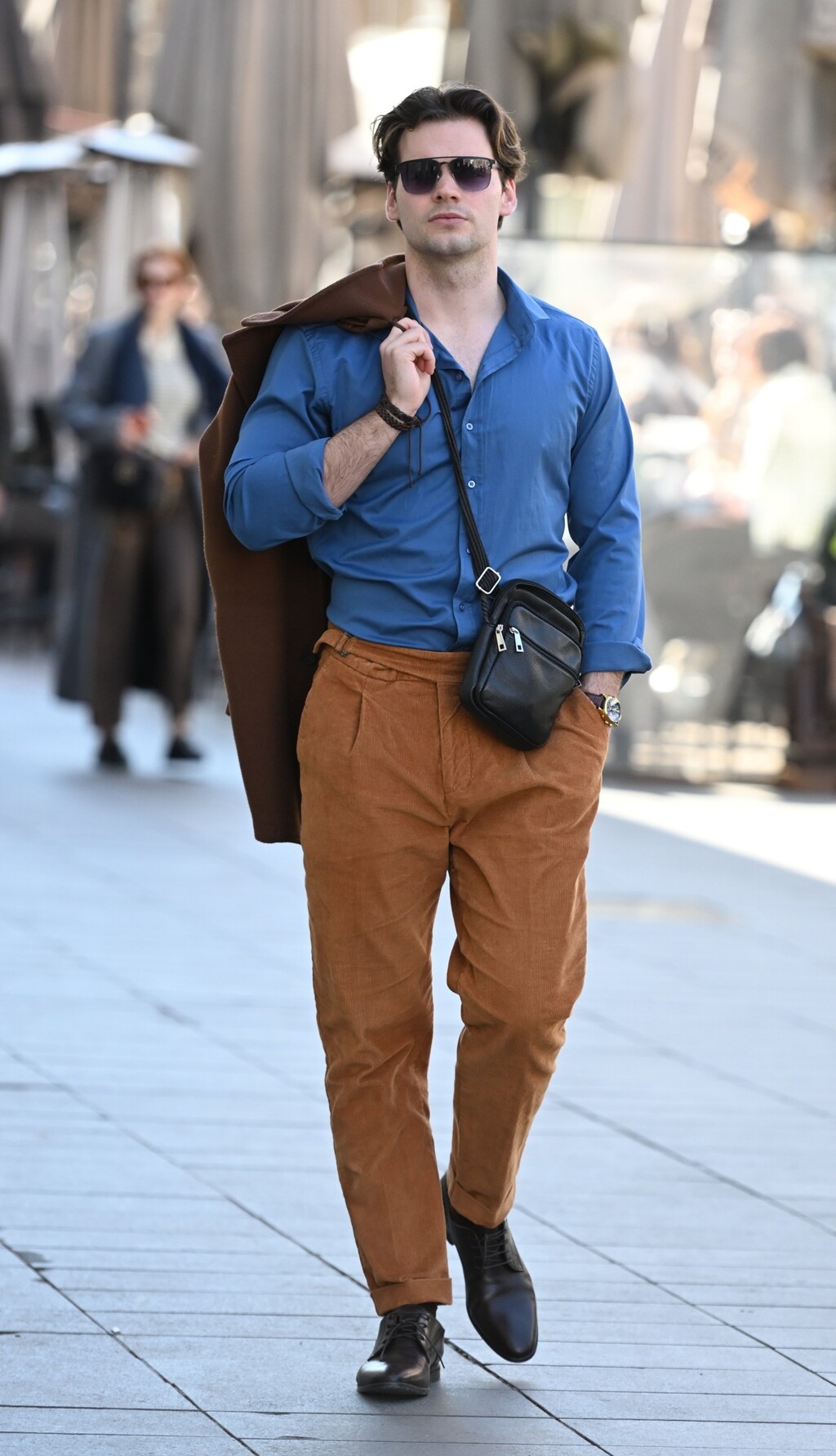 Muškarac sa špice u sjajnoj modnoj kombinaciji