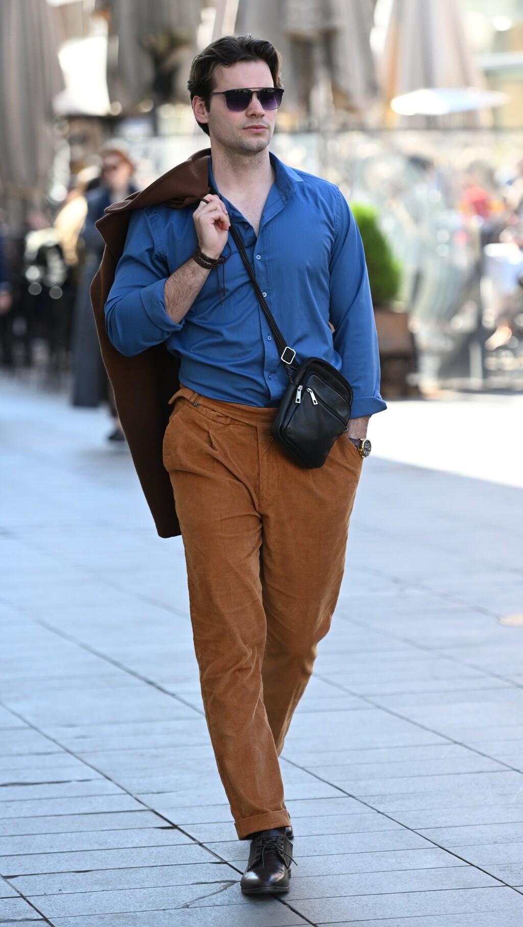 Muškarac sa špice u sjajnoj modnoj kombinaciji