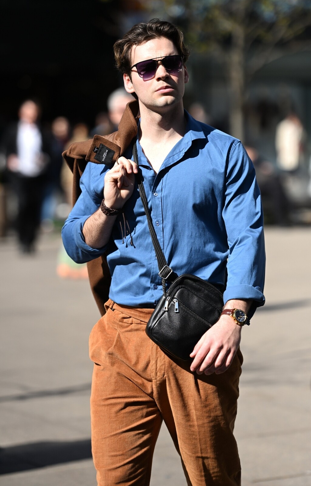 Muškarac sa špice u sjajnoj modnoj kombinaciji