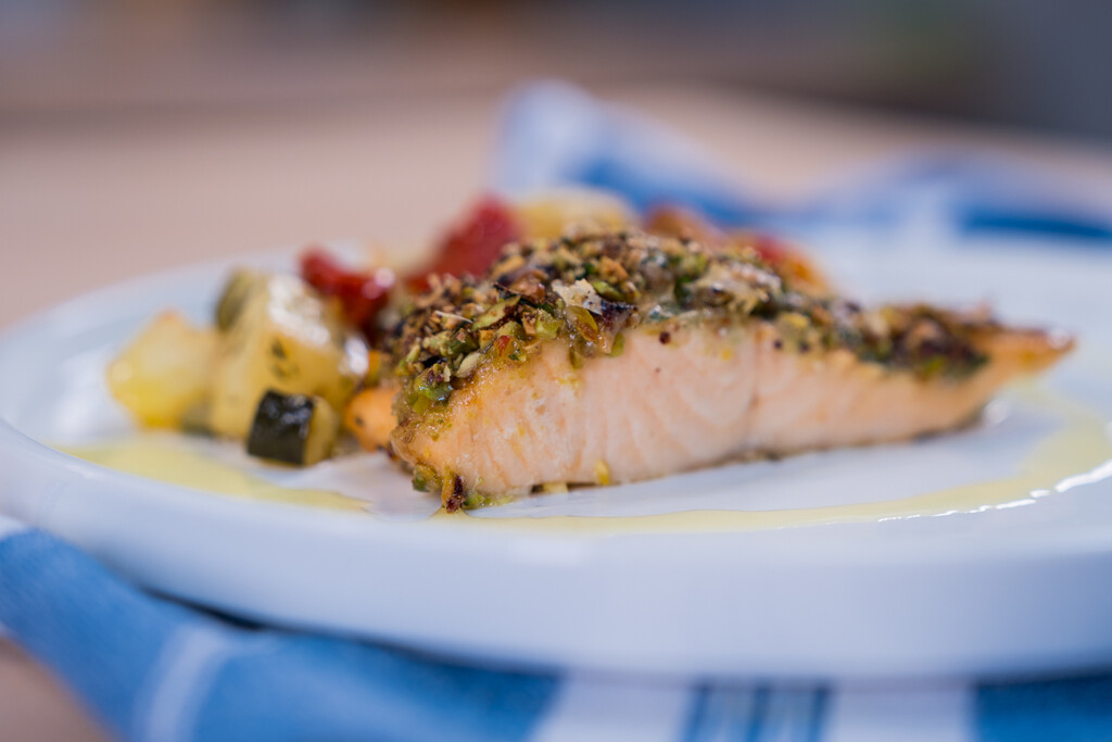 Losos s hrskavom koricom od pistacija i medom