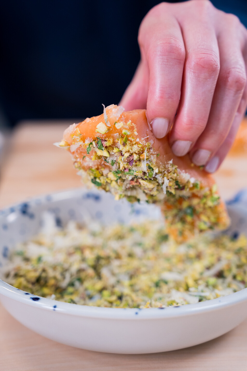 Losos koji ste premazali medom i senfom uvaljajte u mješavinu sa sjeckanim pistacijama